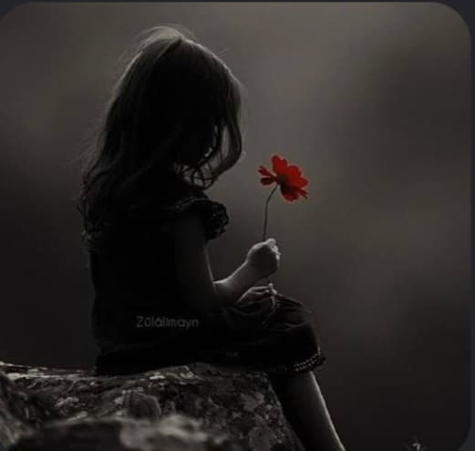 فرشته ای آسمانه پر ابر تاریک
